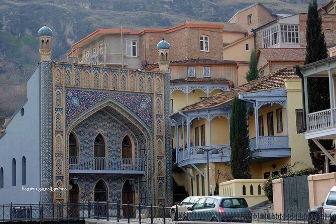 Classic Tbilisi Walking Tour - Lado Gudiashvili Square and Kldisubani: where renewal meets the old streets
