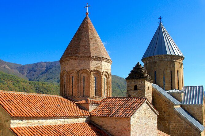 Day Trip to Gudauri and Kazbegi Including 4WD - Gudauri Honey Tasting and the Alpine Views Loop